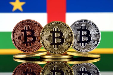 Bitcoin (Btc) ve Orta Afrika Cumhuriyeti bayrağı fiziksel sürümü. Yüksek teknoloji (Cryptocurrency, Blockchain teknolojisi, akıllı sözleşmeler, ICO yatırımcılar için kavramsal görüntü).