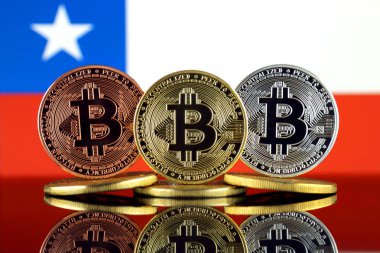 Bitcoin (Btc) ve Şili bayrağı fiziksel sürümü. Yüksek teknoloji (Cryptocurrency, Blockchain teknolojisi, akıllı sözleşmeler, ICO yatırımcılar için kavramsal görüntü).