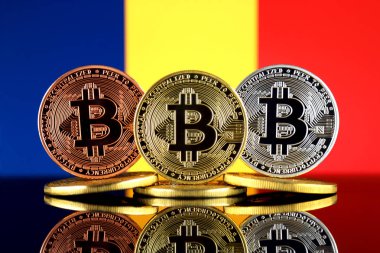 Bitcoin (Btc) ve Çad bayrağı fiziksel sürümü. Yüksek teknoloji (Cryptocurrency, Blockchain teknolojisi, akıllı sözleşmeler, ICO yatırımcılar için kavramsal görüntü).
