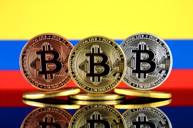 Bitcoin (Btc) ve Kolombiya bayrak fiziksel sürümü. Yüksek teknoloji (Cryptocurrency, Blockchain teknolojisi, akıllı sözleşmeler, ICO yatırımcılar için kavramsal görüntü).