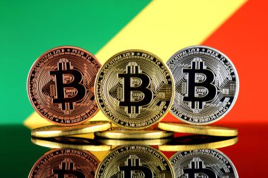 Bitcoin (Btc) ve Kongo Cumhuriyeti bayrağı fiziksel sürümü. Yüksek teknoloji (Cryptocurrency, Blockchain teknolojisi, akıllı sözleşmeler, ICO yatırımcılar için kavramsal görüntü).