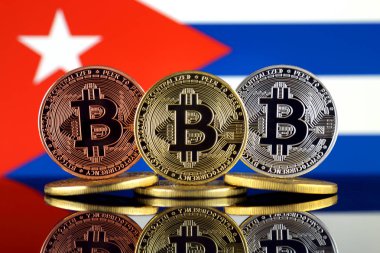 Bitcoin (Btc) ve Küba bayrağı fiziksel sürümü. Yüksek teknoloji (Cryptocurrency, Blockchain teknolojisi, akıllı sözleşmeler, ICO yatırımcılar için kavramsal görüntü).