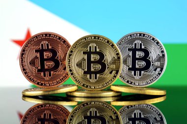 Bitcoin (Btc) ve Cibuti bayrağı fiziksel sürümü. Yüksek teknoloji (Cryptocurrency, Blockchain teknolojisi, akıllı sözleşmeler, ICO yatırımcılar için kavramsal görüntü).