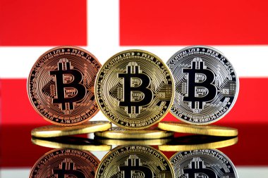 Bitcoin (Btc) ve Danimarka bayrağı fiziksel sürümü. Yüksek teknoloji (Cryptocurrency, Blockchain teknolojisi, akıllı sözleşmeler, ICO yatırımcılar için kavramsal görüntü).