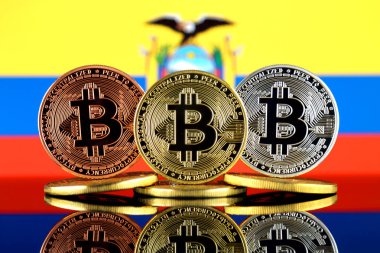 Bitcoin (Btc) ve Ekvador bayrak fiziksel sürümü. Yüksek teknoloji (Cryptocurrency, Blockchain teknolojisi, akıllı sözleşmeler, ICO yatırımcılar için kavramsal görüntü).