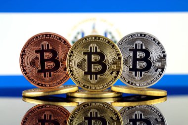 Bitcoin (Btc) ve El Salvador bayrak fiziksel sürümü. Yüksek teknoloji (Cryptocurrency, Blockchain teknolojisi, akıllı sözleşmeler, ICO yatırımcılar için kavramsal görüntü).