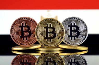 Bitcoin (Btc) ve Mısır bayrağı fiziksel sürümü. Yüksek teknoloji (Cryptocurrency, Blockchain teknolojisi, akıllı sözleşmeler, ICO yatırımcılar için kavramsal görüntü).