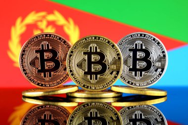 Bitcoin (Btc) ve Eritre bayrak fiziksel sürümü. Yüksek teknoloji (Cryptocurrency, Blockchain teknolojisi, akıllı sözleşmeler, ICO yatırımcılar için kavramsal görüntü).