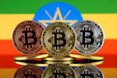 Bitcoin (Btc) ve Etiyopya bayrağı fiziksel sürümü. Yüksek teknoloji (Cryptocurrency, Blockchain teknolojisi, akıllı sözleşmeler, ICO yatırımcılar için kavramsal görüntü).