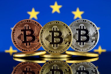 Bitcoin (Btc) ve Avrupa Birliği bayrağı fiziksel sürümü. Yüksek teknoloji (Cryptocurrency, Blockchain teknolojisi, akıllı sözleşmeler, ICO yatırımcılar için kavramsal görüntü).
