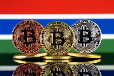 Bitcoin (Btc) ve Gambiya bayrak fiziksel sürümü. Yüksek teknoloji (Cryptocurrency, Blockchain teknolojisi, akıllı sözleşmeler, ICO yatırımcılar için kavramsal görüntü).