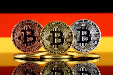 Bitcoin (Btc) ve Almanya bayrağı fiziksel sürümü. Yüksek teknoloji (Cryptocurrency, Blockchain teknolojisi, akıllı sözleşmeler, ICO yatırımcılar için kavramsal görüntü).