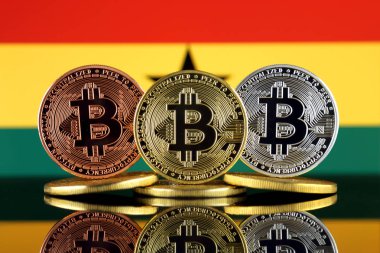 Bitcoin (Btc) ve Gana bayrak fiziksel sürümü. Yüksek teknoloji (Cryptocurrency, Blockchain teknolojisi, akıllı sözleşmeler, ICO yatırımcılar için kavramsal görüntü).