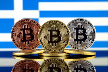Bitcoin (Btc) ve Yunanistan bayrağı fiziksel sürümü. Yüksek teknoloji (Cryptocurrency, Blockchain teknolojisi, akıllı sözleşmeler, ICO yatırımcılar için kavramsal görüntü).