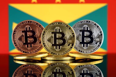 Bitcoin (Btc) ve Grenada bayrağı fiziksel sürümü. Yüksek teknoloji (Cryptocurrency, Blockchain teknolojisi, akıllı sözleşmeler, ICO yatırımcılar için kavramsal görüntü).