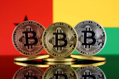 Bitcoin (Btc) ve Gine Bissau bayrak fiziksel sürümü. Yüksek teknoloji (Cryptocurrency, Blockchain teknolojisi, akıllı sözleşmeler, ICO yatırımcılar için kavramsal görüntü).