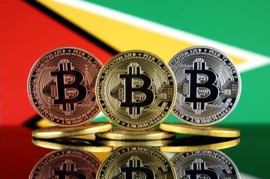 Bitcoin (Btc) ve Guyana bayrak fiziksel sürümü. Yüksek teknoloji (Cryptocurrency, Blockchain teknolojisi, akıllı sözleşmeler, ICO yatırımcılar için kavramsal görüntü).