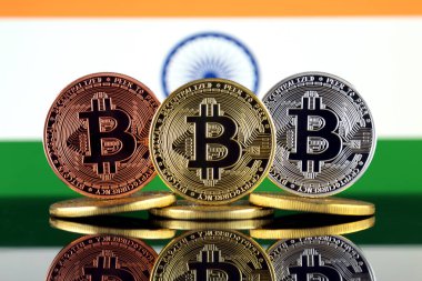 Bitcoin (Btc) ve Hindistan bayrağı fiziksel sürümü. Yüksek teknoloji (Cryptocurrency, Blockchain teknolojisi, akıllı sözleşmeler, ICO yatırımcılar için kavramsal görüntü).
