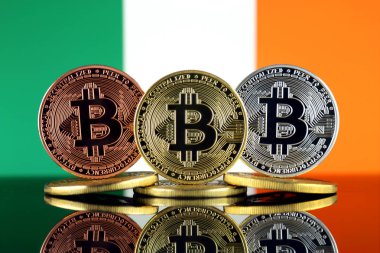 Bitcoin (Btc) ve İrlanda bayrağı fiziksel sürümü. Yüksek teknoloji (Cryptocurrency, Blockchain teknolojisi, akıllı sözleşmeler, ICO yatırımcılar için kavramsal görüntü).