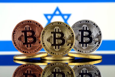 Bitcoin (Btc) ve İsrail bayrağı fiziksel sürümü. Yüksek teknoloji (Cryptocurrency, Blockchain teknolojisi, akıllı sözleşmeler, ICO yatırımcılar için kavramsal görüntü).