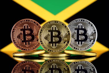 Bitcoin (Btc) ve Jamaika bayrağını fiziksel sürümü. Yüksek teknoloji (Cryptocurrency, Blockchain teknolojisi, akıllı sözleşmeler, ICO yatırımcılar için kavramsal görüntü).