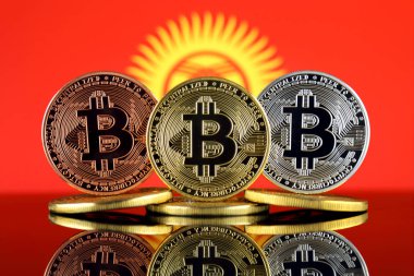 Bitcoin (Btc) ve Kırgızistan bayrağı fiziksel sürümü. Yüksek teknoloji (Cryptocurrency, Blockchain teknolojisi, akıllı sözleşmeler, ICO yatırımcılar için kavramsal görüntü).