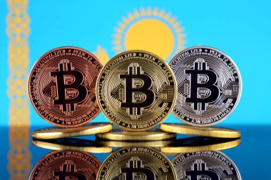 Bitcoin (Btc) ve Kazakistan bayrağı fiziksel sürümü. Yüksek teknoloji (Cryptocurrency, Blockchain teknolojisi, akıllı sözleşmeler, ICO yatırımcılar için kavramsal görüntü).