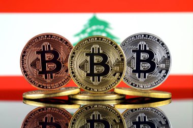 Bitcoin (Btc) ve Lübnan bayrağı fiziksel sürümü. Yüksek teknoloji (Cryptocurrency, Blockchain teknolojisi, akıllı sözleşmeler, ICO yatırımcılar için kavramsal görüntü).