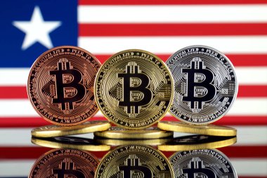 Bitcoin (Btc) ve Liberya bayrağı fiziksel sürümü. Yüksek teknoloji (Cryptocurrency, Blockchain teknolojisi, akıllı sözleşmeler, ICO yatırımcılar için kavramsal görüntü).