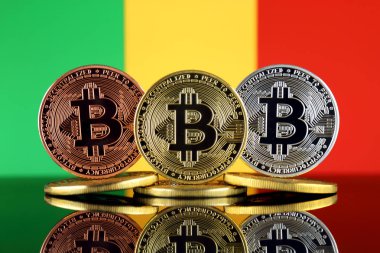 Bitcoin (Btc) ve Mali bayrağı fiziksel sürümü. Yüksek teknoloji (Cryptocurrency, Blockchain teknolojisi, akıllı sözleşmeler, ICO yatırımcılar için kavramsal görüntü).