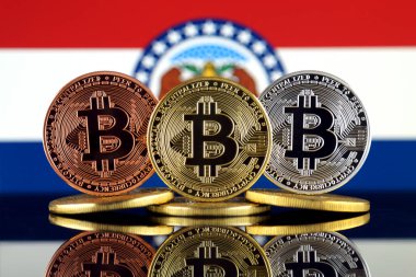 Bitcoin (Btc) ve Missouri devlet bayrağı fiziksel sürümü. Yüksek teknoloji (Cryptocurrency, Blockchain teknolojisi, akıllı sözleşmeler, ICO yatırımcılar için kavramsal görüntü).