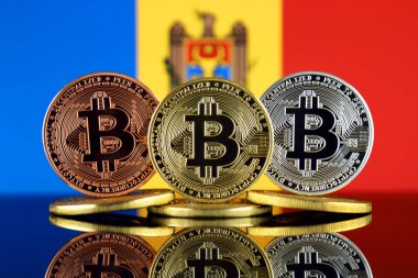 Bitcoin (Btc) ve Moldova bayrağı fiziksel sürümü. Yüksek teknoloji (Cryptocurrency, Blockchain teknolojisi, akıllı sözleşmeler, ICO yatırımcılar için kavramsal görüntü).