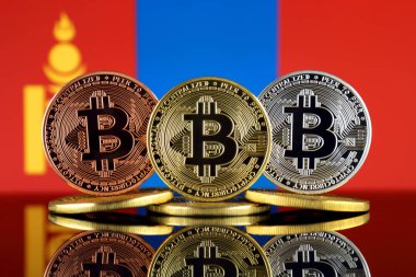 Bitcoin (Btc) ve Moğolistan bayrağı fiziksel sürümü. Yüksek teknoloji (Cryptocurrency, Blockchain teknolojisi, akıllı sözleşmeler, ICO yatırımcılar için kavramsal görüntü).