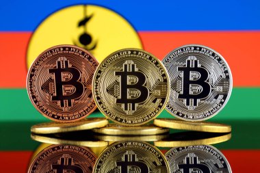 Bitcoin (Btc) ve Yeni Kaledonya bayrak fiziksel sürümü. Yüksek teknoloji (Cryptocurrency, Blockchain teknolojisi, akıllı sözleşmeler, ICO yatırımcılar için kavramsal görüntü).