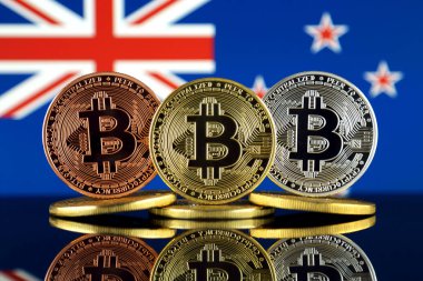Bitcoin (Btc) ve Yeni Zelanda bayrağı fiziksel sürümü. Yüksek teknoloji (Cryptocurrency, Blockchain teknolojisi, akıllı sözleşmeler, ICO yatırımcılar için kavramsal görüntü).