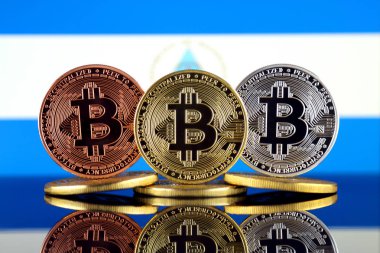 Bitcoin (Btc) ve Nikaragua bayrağı fiziksel sürümü. Yüksek teknoloji (Cryptocurrency, Blockchain teknolojisi, akıllı sözleşmeler, ICO yatırımcılar için kavramsal görüntü).