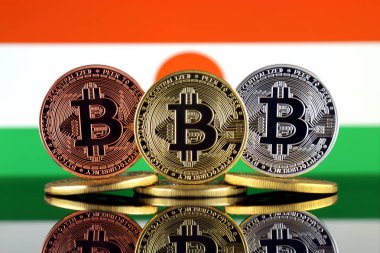 Bitcoin (Btc) ve Nijer bayrak fiziksel sürümü. Yüksek teknoloji (Cryptocurrency, Blockchain teknolojisi, akıllı sözleşmeler, ICO yatırımcılar için kavramsal görüntü).