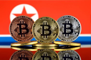 Bitcoin (Btc) ve Kuzey Kore bayrağı fiziksel sürümü. Yüksek teknoloji (Cryptocurrency, Blockchain teknolojisi, akıllı sözleşmeler, ICO yatırımcılar için kavramsal görüntü).