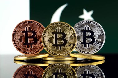 Bitcoin (Btc) ve Pakistan bayrağı fiziksel sürümü. Yüksek teknoloji (Cryptocurrency, Blockchain teknolojisi, akıllı sözleşmeler, ICO yatırımcılar için kavramsal görüntü).