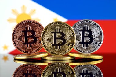 Bitcoin (Btc) ve Filipinler bayrağı fiziksel sürümü. Yüksek teknoloji (Cryptocurrency, Blockchain teknolojisi, akıllı sözleşmeler, ICO yatırımcılar için kavramsal görüntü).