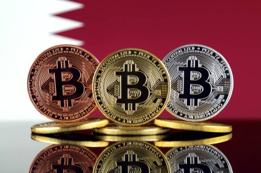 Bitcoin (Btc) ve Katar bayrak fiziksel sürümü. Yüksek teknoloji (Cryptocurrency, Blockchain teknolojisi, akıllı sözleşmeler, ICO yatırımcılar için kavramsal görüntü).