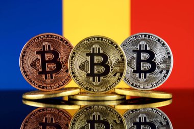 Bitcoin (Btc) ve Romanya bayrağı fiziksel sürümü. Yüksek teknoloji (Cryptocurrency, Blockchain teknolojisi, akıllı sözleşmeler, ICO yatırımcılar için kavramsal görüntü).