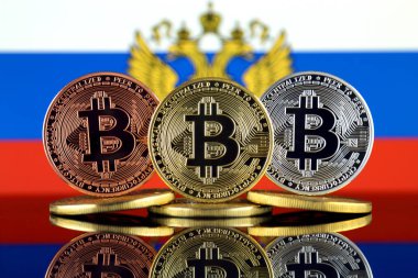 Bitcoin (Btc) ve Rusya bayrağı fiziksel sürümü. Yüksek teknoloji (Cryptocurrency, Blockchain teknolojisi, akıllı sözleşmeler, ICO yatırımcılar için kavramsal görüntü).