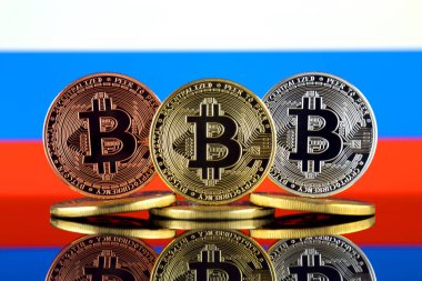 Bitcoin (Btc) ve Rusya bayrağı fiziksel sürümü. Yüksek teknoloji (Cryptocurrency, Blockchain teknolojisi, akıllı sözleşmeler, ICO yatırımcılar için kavramsal görüntü).