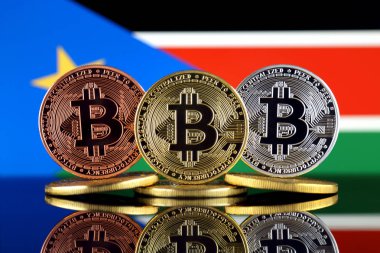 Bitcoin (Btc) ve Güney Sudan bayrağı fiziksel sürümü. Yüksek teknoloji (Cryptocurrency, Blockchain teknolojisi, akıllı sözleşmeler, ICO yatırımcılar için kavramsal görüntü).