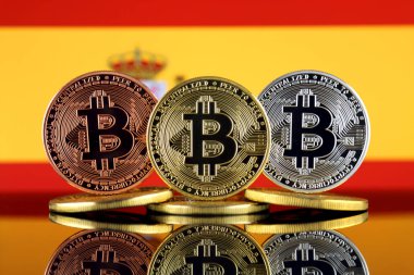 Bitcoin (Btc) ve İspanya bayrağı fiziksel sürümü. Yüksek teknoloji (Cryptocurrency, Blockchain teknolojisi, akıllı sözleşmeler, ICO yatırımcılar için kavramsal görüntü).