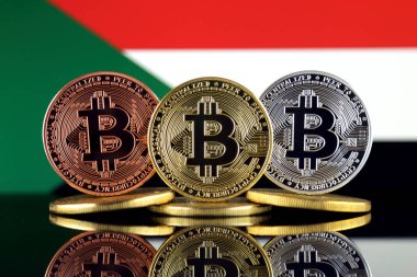 Bitcoin (Btc) ve Sudan bayrağı fiziksel sürümü. Yüksek teknoloji (Cryptocurrency, Blockchain teknolojisi, akıllı sözleşmeler, ICO yatırımcılar için kavramsal görüntü).