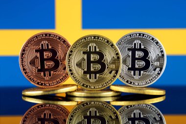 Bitcoin (Btc) ve İsveç bayrağı fiziksel sürümü. Yüksek teknoloji (Cryptocurrency, Blockchain teknolojisi, akıllı sözleşmeler, ICO yatırımcılar için kavramsal görüntü).