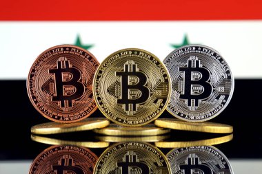 Bitcoin (Btc) ve Suriye bayrağı fiziksel sürümü. Yüksek teknoloji (Cryptocurrency, Blockchain teknolojisi, akıllı sözleşmeler, ICO yatırımcılar için kavramsal görüntü).