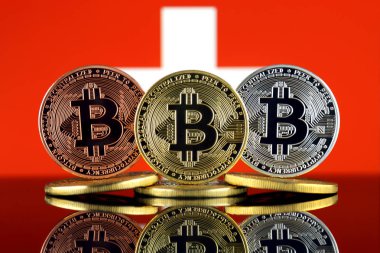 Bitcoin (Btc) ve İsviçre bayrağı fiziksel sürümü. Yüksek teknoloji (Cryptocurrency, Blockchain teknolojisi, akıllı sözleşmeler, ICO yatırımcılar için kavramsal görüntü).